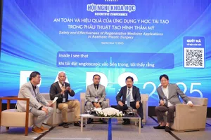 PGS.TS.BS Nguyễn Đình Tùng, PGS.TS.BS Nguyễn Hồng Hà, PGS.TS.BS Phan Hiếu Liêm, PGS.TS.BS Lê Hành, GS.TS. BS Kotaro Yoshimura (từ trái sang)