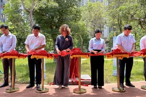 Các đại biểu khánh thành trụ nước uống tại vòi ngày 20-9-2025