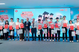 Ông Kaneda Hiroki, Tổng Giám đốc Acecook Việt Nam trao học bổng cho sinh viên
