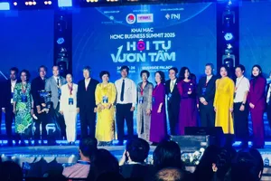 Các đại biểu tham dự lễ khai mạc