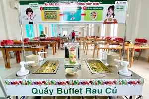 Học sinh thêm lựa chọn rau củ yêu thích với mô hình buffet rau củ