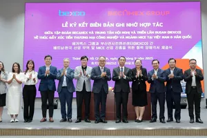 Đại diện đôi bên cùng chụp ảnh lưu niệm tại buổi ký kết