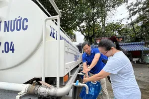 Người dân cư xá Thanh Đa nhận túi nước đề phòng sự cố mất nước diện rộng tại chương trình diễn tập