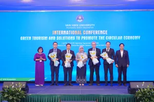 Đại diện Ban tổ chức và Ban Điều hành Nhà trường tặng hoa cảm ơn diễn giả báo cáo tham luận