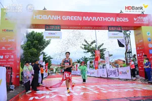 Vận động viên Huỳnh Anh Khôi vô địch cự ly marathon Giải chạy HDBank Green Marathon 2025 tại Cần Giờ