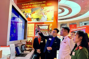 Đại diện Long Châu giới thiệu về Giải pháp Bản đồ dịch tễ & dược chất Việt Nam tới các đại biểu