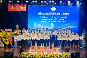 Vinh danh thủ khoa trường và thủ khoa các ngành trong kỳ tuyển sinh 2025