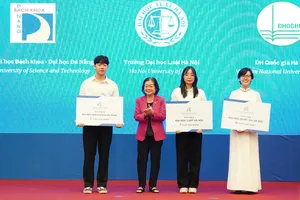 Nguyên Phó Chủ tịch nước Trương Mỹ Hoa trao học bổng cho các sinh viên đại diện các trường học khu vực miền Bắc, miền Trung