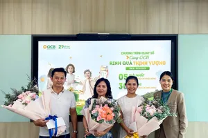 Đại diện OCB trao giải thưởng đến đại diện khách hàng trong buổi quay số