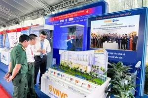 VNVC giới thiệu mô hình nhà máy vaccine và sinh phẩm hiện đại, với tổng vốn đầu tư ban đầu gần 2.500 tỷ đồng, công suất 100 triệu liều/năm, được xây dựng theo chuẩn quốc tế WHO, EU, FDA, thu hút các đại biểu tham quan và đánh giá rất cao