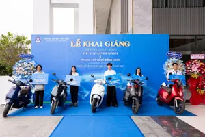 Thủ khoa, á khoa và tân sinh viên đạt từ 27.5 điểm nhận xe máy điện và học bổng tại Lễ Khai giảng Trường Đại học Văn Hiến năm học 2025 – 2026