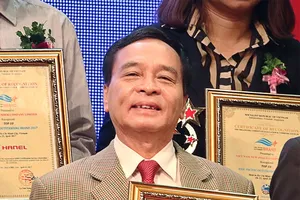 PGS.TS. Nguyễn Mạnh Hùng đại diện NTTU nhận giải Top 10 Thương hiệu tiêu biểu hội nhập châu Á - Thái Bình Dương