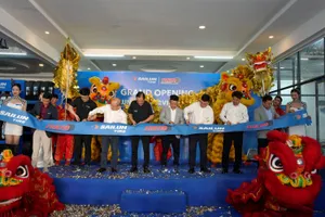 Đại diện lãnh đạo Tập đoàn Sailun và Công ty Lốp xe Sailun Việt Nam thực hiện nghi thức cắt băng khai trương cửa hàng Sailun Car Service Friends tại TPHCM