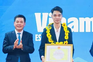 Ông Võ Trung Hiếu, Giám đốc Kinh doanh quốc tế Vinamilk vinh dự nhận Bằng khen Doanh nghiệp xuất khẩu tiêu biểu. Ảnh: Vi Nam