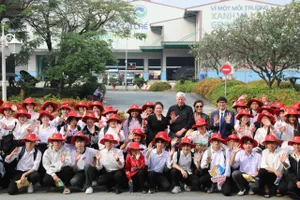 Gần 100 tân thủ khoa tiêu biểu của nhiều trường đại học thuộc chương trình Nâng bước thủ khoa năm 2025 do báo Tiền Phong tổ chức đến giao lưu, tham quan, tìm hiểu quy trình vận hành tại Khu Liên hợp xử lý chất thải Đa Phước