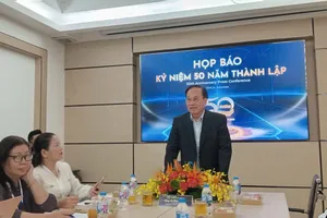 Ông Vũ Đức Giang, CTHĐQT Công ty CP may Việt Tiến chia sẻ thông tin tại buổi họp báo