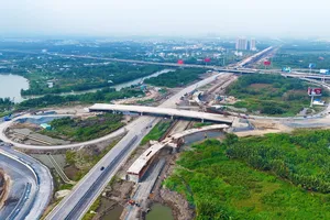 Nút giao kết nối Vành đai 3, cao tốc Bến Lức - Long Thành và TPHCM - Trung Lương tại cửa ngõ Tây TPHCM vừa thông xe kỹ thuật