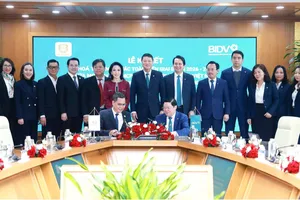 Ông Nguyễn Đức Dũng, Phó Tổng Giám đốc KN Holdings và ông Đoàn Việt Nam, Phó Tổng Giám đốc BIDV đại diện hai đơn vị ký kết Thỏa thuận hợp tác