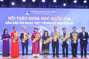 Trường Đại học Văn Hiến trao hoa tri ân các báo cáo viên tham gia trình bày tại Hội thảo