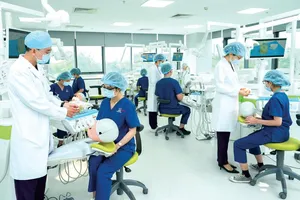 Sinh viên ngành Răng hàm mặt Trường ĐH Nguyễn Tất Thành trong giờ học thực hành