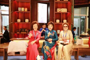 Bà con kiều bào thưởng thức trà xuân quê hương - thương hiệu Đôi Dép