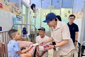 Giáp Tết Bính Ngọ, ông Johnathan Hạnh Nguyễn tặng gần 1 tỷ đồng cho trẻ em ung thư