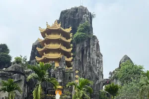 Tòa Tháp 9 tầng trong khu du lịch Đại Nam