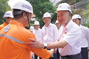 Đồng chí Phạm Quốc Bảo, Bí thư Đảng ủy, Chủ tịch HĐTV EVNHCMC, thăm hỏi công nhân tại công trường