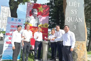 Các đại biểu uống nước tại vòi sau lễ khánh thành trụ uống nước tại phường Xuân Hòa