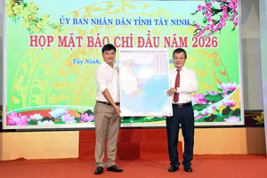 Nhà báo Phạm Minh Tuấn Vũ, Phó trưởng Phụ trách Văn phòng đại diện Báo Sài Gòn Giải Phóng khu vực ĐBSCL (trái) trao bản đồ Việt Nam tặng đại diện tỉnh Tây Ninh. Ảnh: Quang Vinh