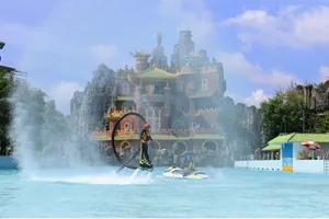Biểu diễn Flyboard sôi động vào dịp cuối tuần, tạo điểm nhấn hấp dẫn tại khu biển Đại Nam