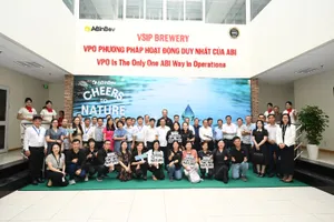 Đại diện AB InBev Việt Nam cùng đại diện các cơ quan báo chí, sở, ban, ngành và địa phương chụp ảnh lưu niệm trong chương trình tham quan Nhà máy AB InBev Việt Nam tại KCN VSIP II-A, hưởng ứng Ngày Nước Thế giới 2026. Ảnh: AB InBev Việt Nam