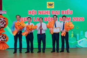 Lãnh đạo Tập đoàn Hóa chất Việt Nam khen thưởng cho Ban Tổng giám đốc Công ty