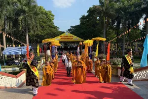 Chư Tôn Đức và lãnh đạo Công ty cổ phần Đầu tư xây dựng Chánh Phú Hòa diễu hành lên lễ đài