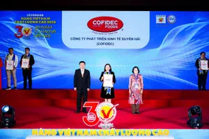 Đại diện lãnh đạo Công ty Phát triển Kinh tế Duyên Hải (COFIDEC) nhận danh hiệu Hàng Việt Nam chất lượng cao 2026