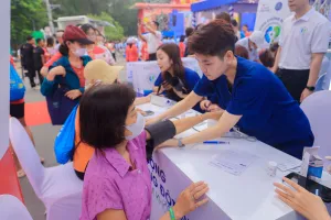 Đội ngũ y tế tận tình đo và tư vấn về các chỉ số sức khỏe, đồng hành cùng người dân chủ động phòng bệnh