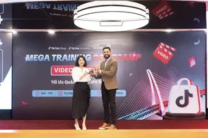 Đại diện VietinBank nhận kỷ niệm chương từ TikTokShop