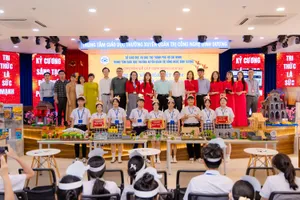 Trao thưởng cho học sinh đạt giải trong chuyên đề Lịch sử