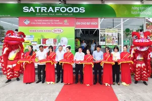 Các đại biểu cắt băng khai mạc cửa hàng Satrafoods tại tòa K3 chung cư Becamex