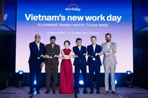 Ông Đoàn Hải Nam (thứ 3 từ phải qua), Giám đốc Công nghệ VSOL trong sự kiện Workday ra mắt tại Việt Nam