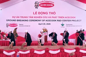 Ban lãnh đạo công ty cùng các đối tác tiến hành nghi thức trong buổi Lễ động thổ