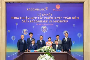 Ông Faussier Loic Michel Marc, Quyền Tổng Giám đốc SACOMBANK (trái) và ông Nguyễn Việt Quang, Phó Chủ tịch Hội đồng Quản trị kiêm Tổng Giám đốc Tập đoàn Vingroup (phải) thực hiện nghi thức ký kết dưới sự chứng kiến của đại diện lãnh đạo hai đơn vị