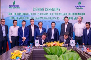 Đại diện hai bên, Giám đốc PVEP–Cửu Long Lê Đắc Hóa và Tổng giám đốc PV Drilling Nguyễn Xuân Cường thực hiện lễ ký hợp đồng trước sự chứng kiến của các bên