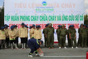 Lực lượng tại chỗ Khu Công nghệ Môi trường Xanh Long An tham gia tập huấn PCCC, thực hành triển khai cuộn vòi chữa cháy theo hướng dẫn của lực lượng chuyên nghiệp