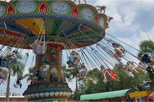 Khách vui chơi hào hứng với trò chơi Vòng xoay Vũ Trụ tại Khu du lịch Đại Nam