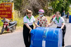 Chương trình trao tặng bồn chứa nước được FE CREDIT duy trì qua nhiều năm, giúp người dân ĐBSCL chủ động ứng phó với hạn mặn