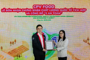 Đại diện BSI Thái Lan trao Chứng nhận Chất lượng quốc tế tích hợp CPF Food Standard PS 7818:2023 cho CPV Food