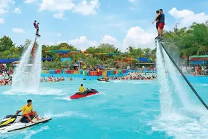 Du khách thích thú trải nghiệm trò chơi Flyboard tại khu du lịch Đại Nam