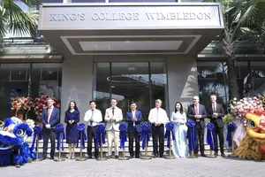 Nghi thức trao tặng cờ và sách – món quà mang ý nghĩa biểu trưng từ King's Wimbledon đến trường King’s TPHCM