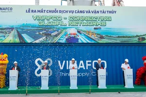 Đại biểu thực hiện nghi thức bấm nút đưa sà lan VINAFCO 268 vào vận hành